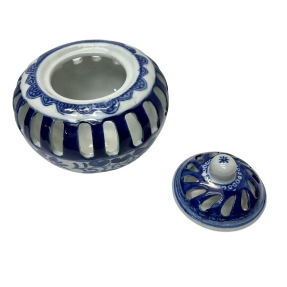 Vintage Blue White Porcelain Pierced Jar with Lid Chinoiserie Floral Motif - Picture 3 of 6